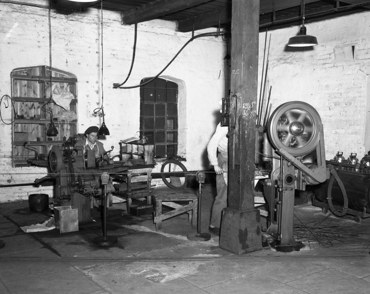 To fabrikkarbeidere fotografert i arbeid. Mekanisk industri.