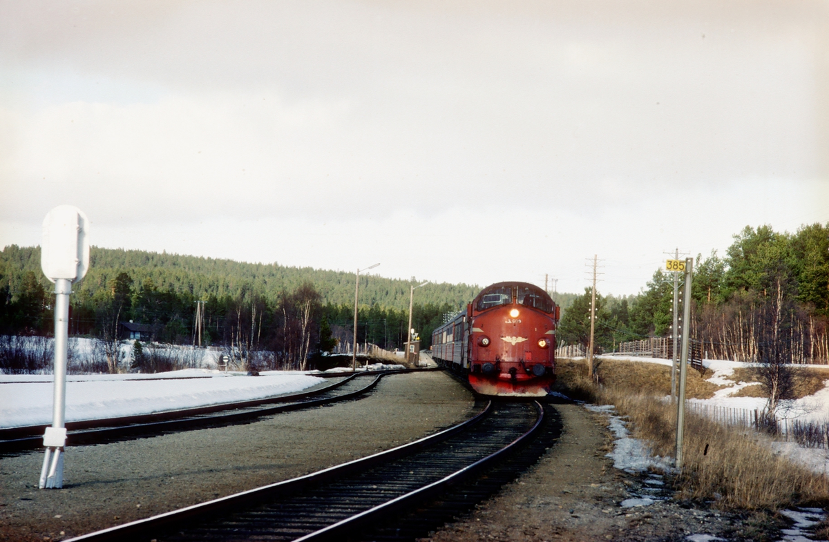 NSB dieselelektrisk lokomotiv Di3a 609 med hurtigtog 302 (Trondheim - Oslo Ø) kjører inn på Os stasjon, Os i Østerdalen. Kilometermerket viser at det er 385 km til Oslo.