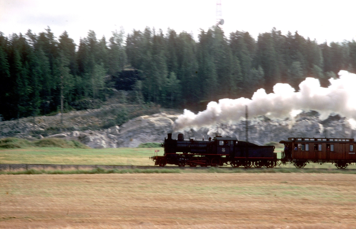 Ekstratog i anledning jernbanens 125 års jubileum, Oslo - Eidsvoll. Damplokomotiv 24b 236.