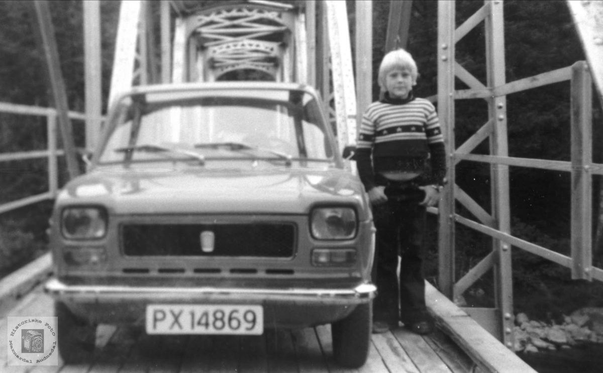 Sten Birgerson Olsen med Fiat på Haugedalsbrua.