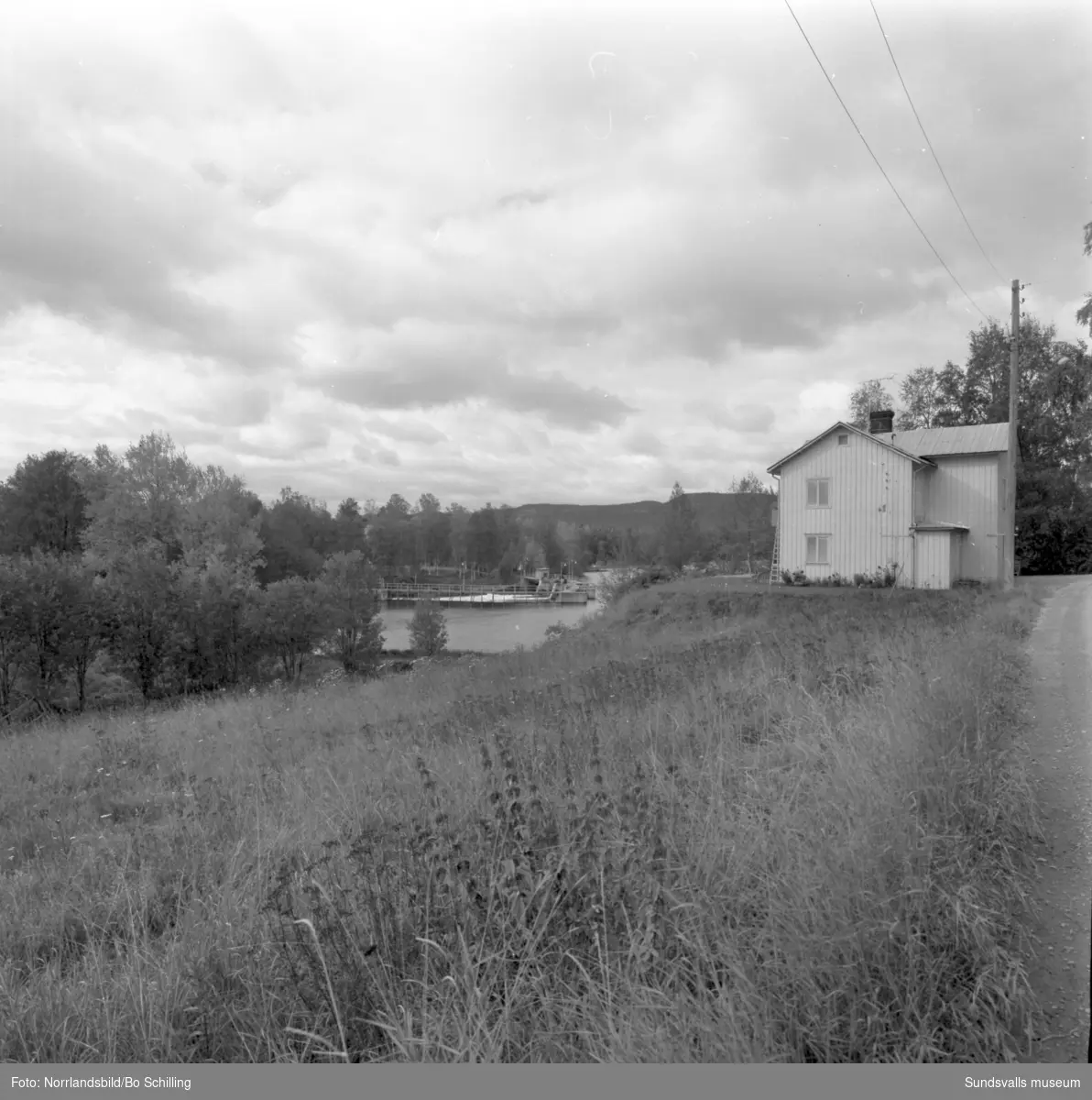 En stor grupp bilder från Ljungaverk, byggnader, gårdar, terräng och landskap. Fotograferat för Fosfatbolaget.