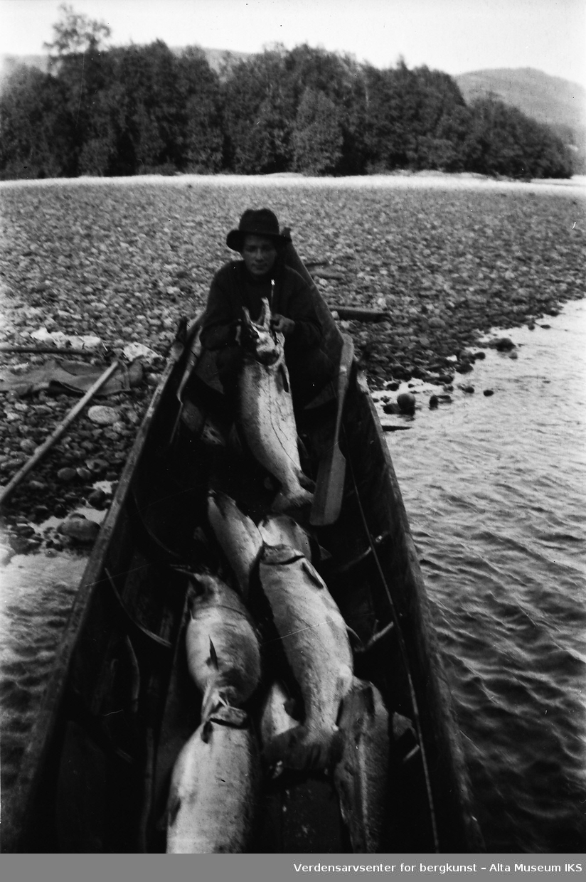 Roar sitter i elvebåten, med fangsten foran seg.
Bildet er tatt i fiskesesongen på sommeren i 1949.
