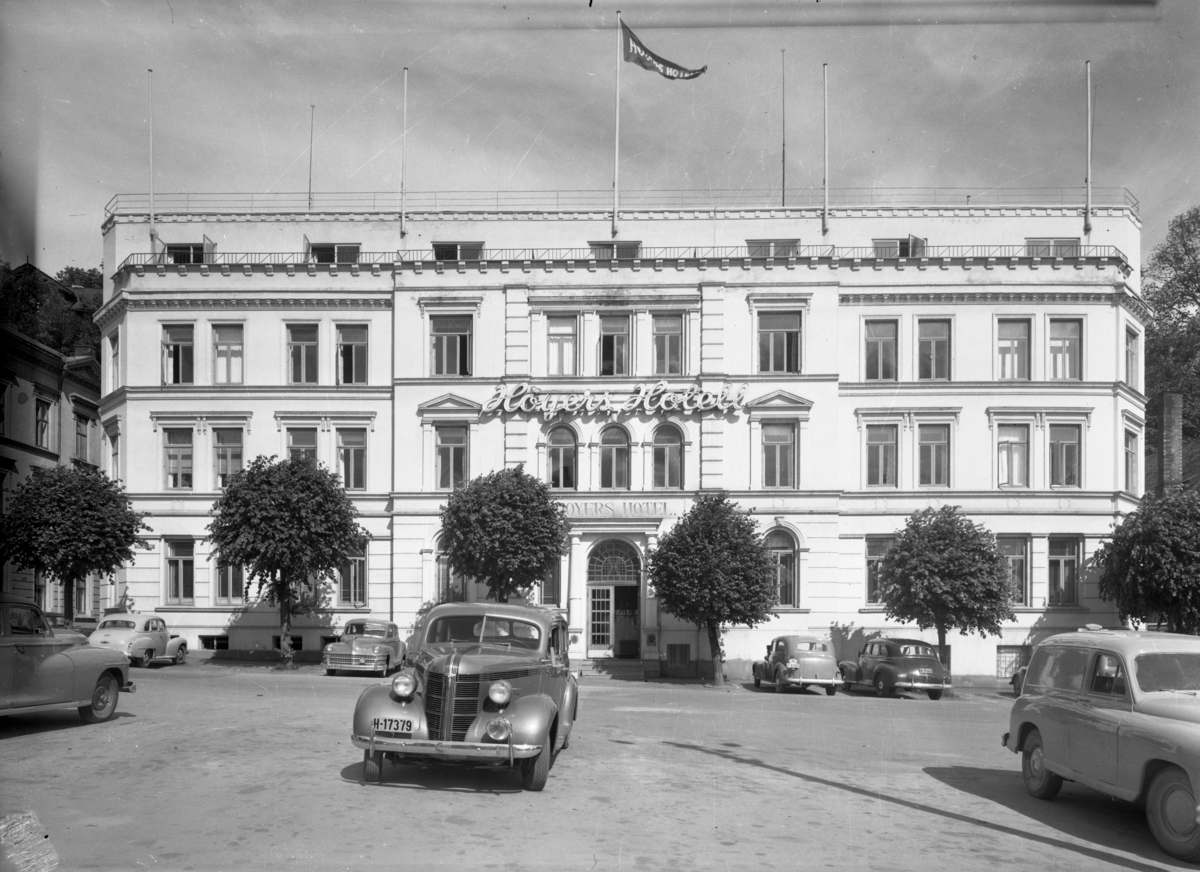 "Høyers Hotell" fasade
Bilene i forgrunnen f.v.: 1946-48 Dodge eller Chrysler, Pontiac 1937, Standard Vanguard 1948-. Foran hotellet f.v. 1951-53 Opel Kaaptein, 1946-48 Chrysler, trolig Chevrolet 1937-38, Chevrolet 1946-48.
