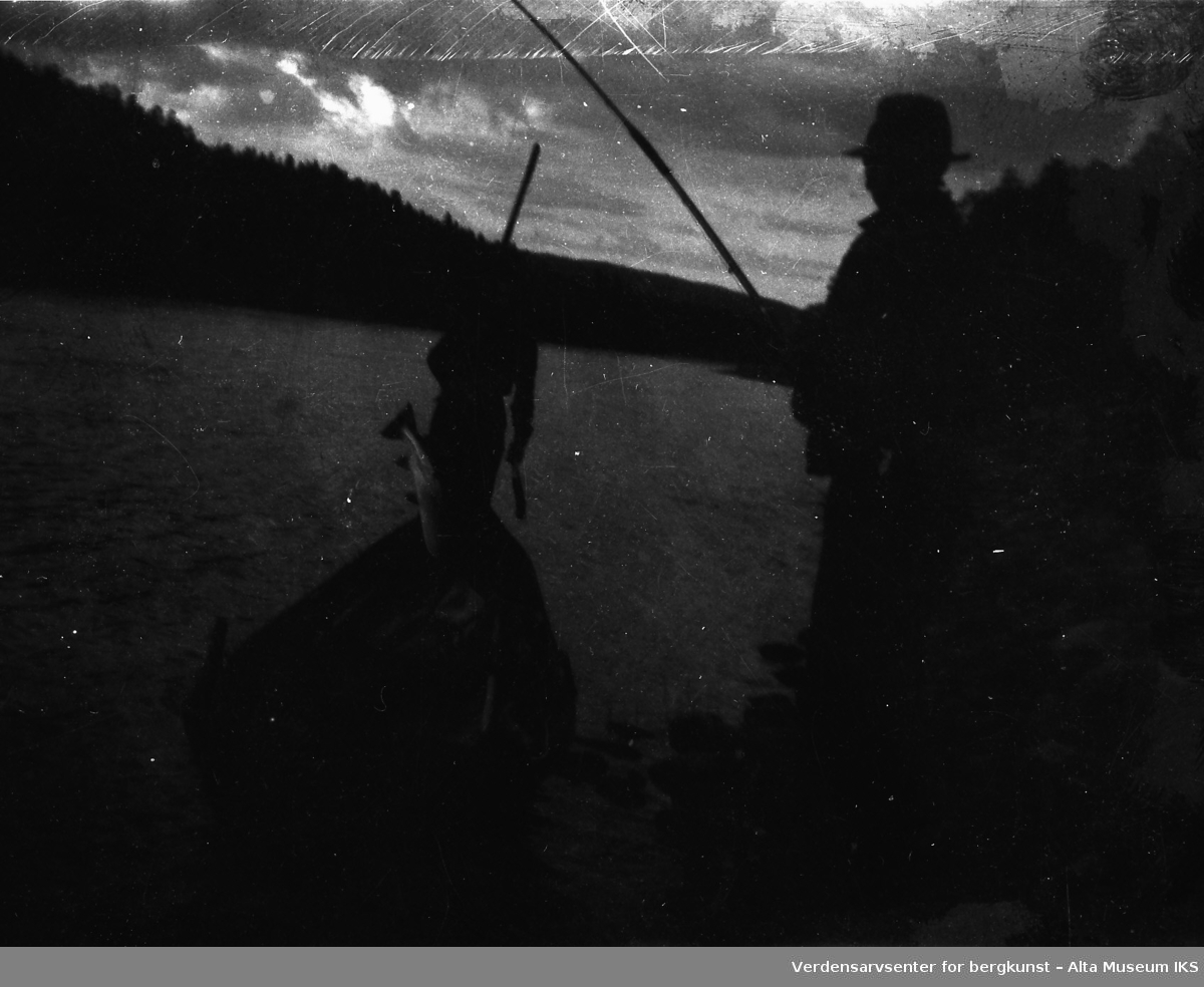 Nylig tatt laks legges ned i elvebåten.
Bildet er tatt i fiskesesongen på sommeren i 1949.