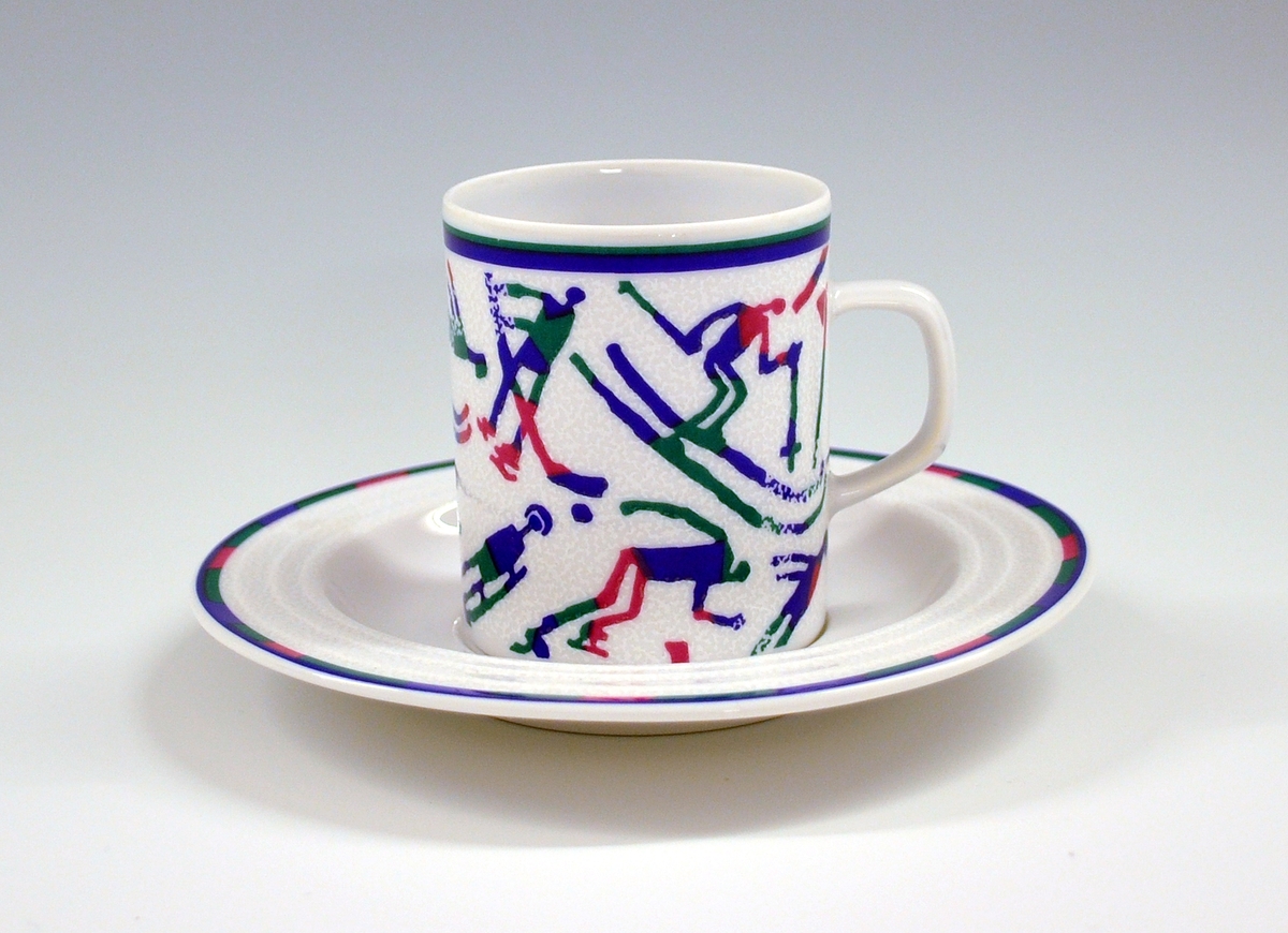 Kaffeskål av porselen med hvit glasur. Dekorert med den offisielle dekoren til Lillehammer OL 1994, rand i blått, grønt og rosa.
Modell: Saturn av Grete Rønning.