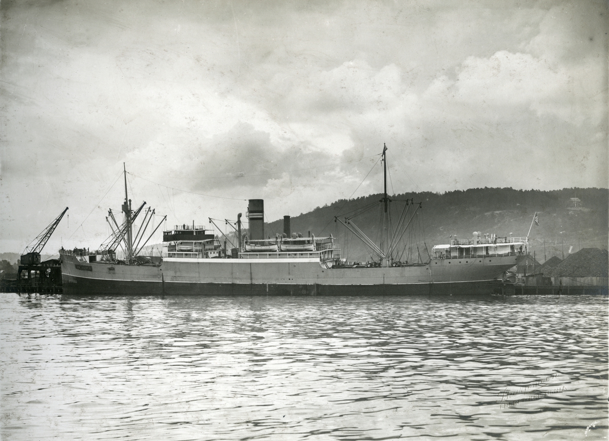 D/S Idefjord (b.1921, Canadian Vickers Ltd., Montreal, Quebec, Canada) i Oslo havn. Reder: Den norske Amerikalinje A/S.