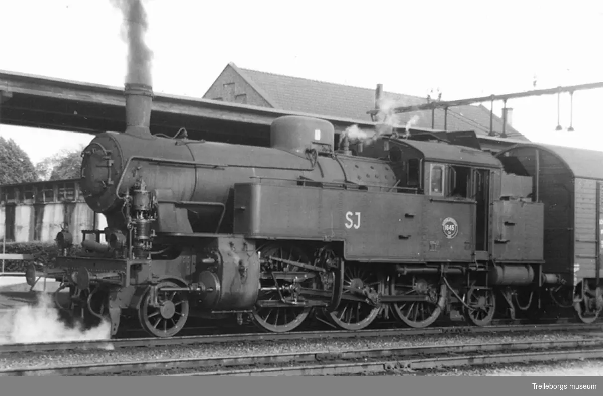 Lok nummer 15. MTJ lok 15 tillhörde den största tanklokstyp som anskaffats av Skåne järnvägarna.Det väger 71 ton i tjänst och byggdes 1926 av Motala Verkstad.Senare SJ litt S8 Nummer 1645.Användes sista tiden på Kristianstad-Karlskrona.