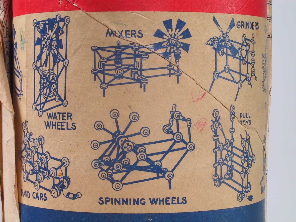 Diverse hjul og runde pinner av ulik lengde og tykkelse. Boks av papp, lokk og bunn av metall.