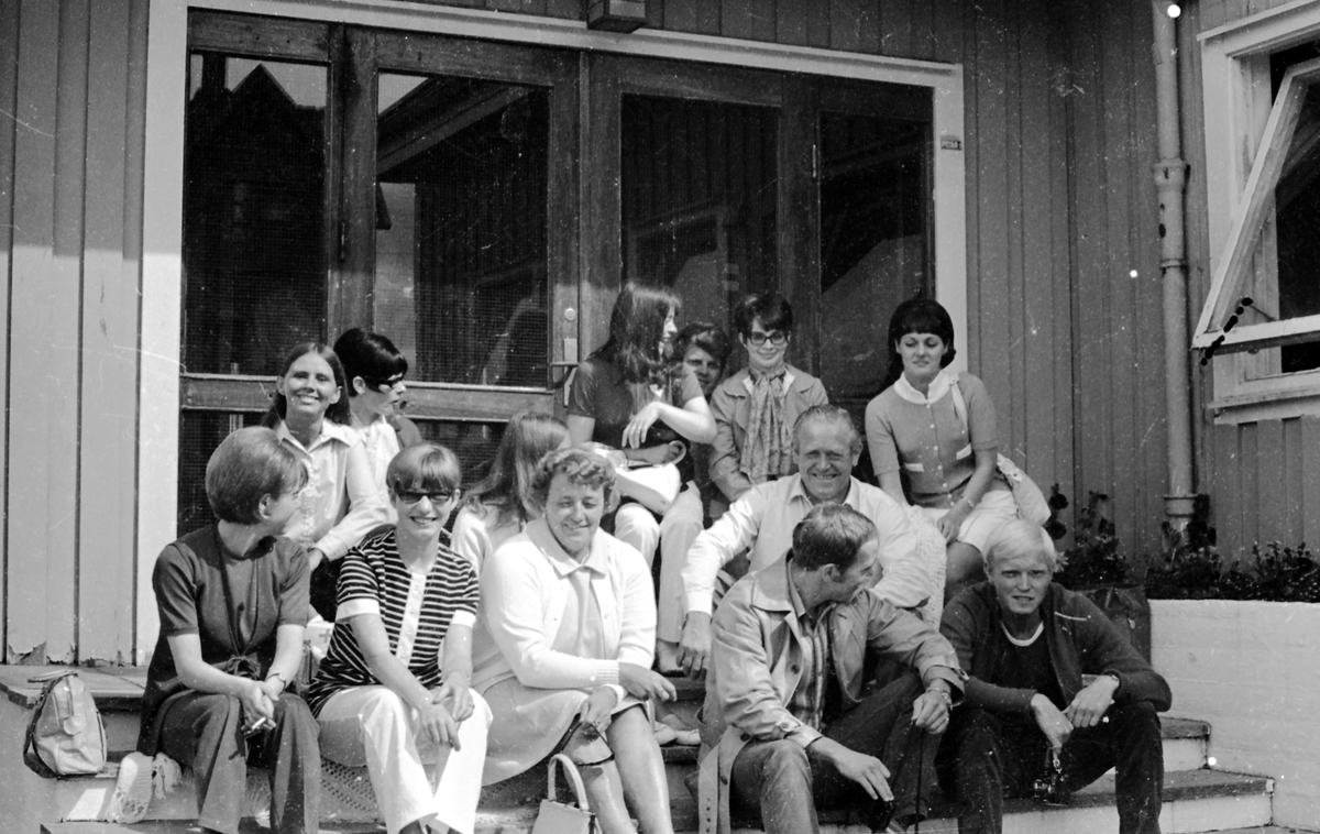 NM i turn - 1970. Del 2 av 13. Deltagere utenfor Skeisvang gjestgiveri.