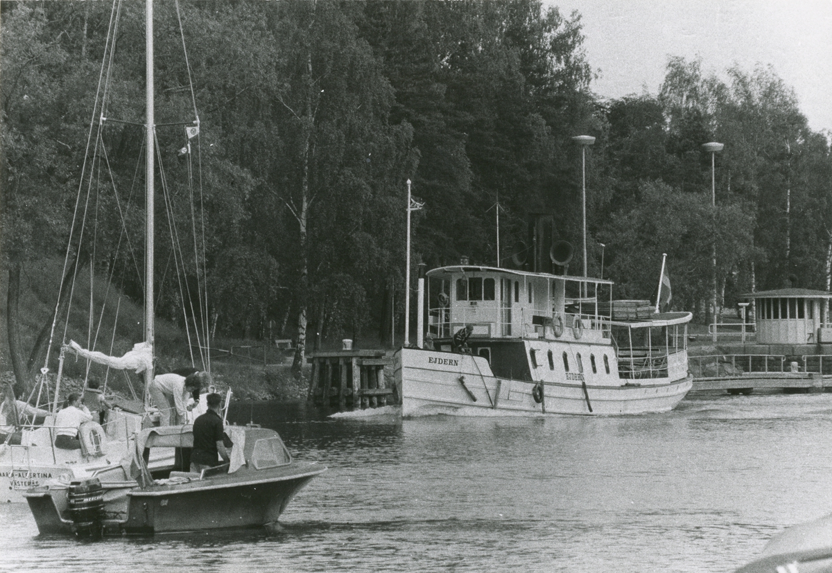 Passagerarångfartyget EJDERN av Södertälje vid Södertälje sluss år 1979.
100 år 1980 utställningsskärm på SSHM.