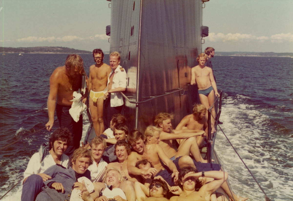 I vit uniformsskjorta är Bengt Pauli år 1975 ombord på Hajen