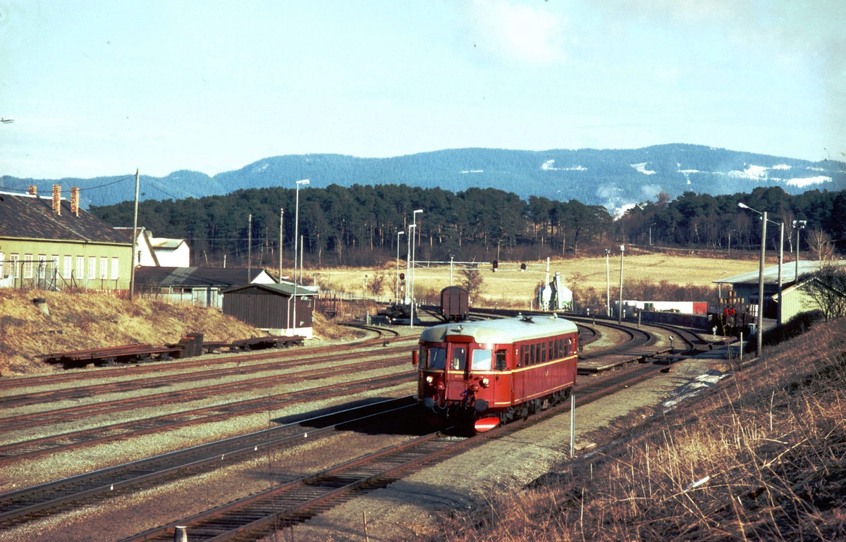 Lokaltog fra Stjørdal til Trondheim på Leangen stasjon. NSB dieselmotorvogn BM 86 58.
