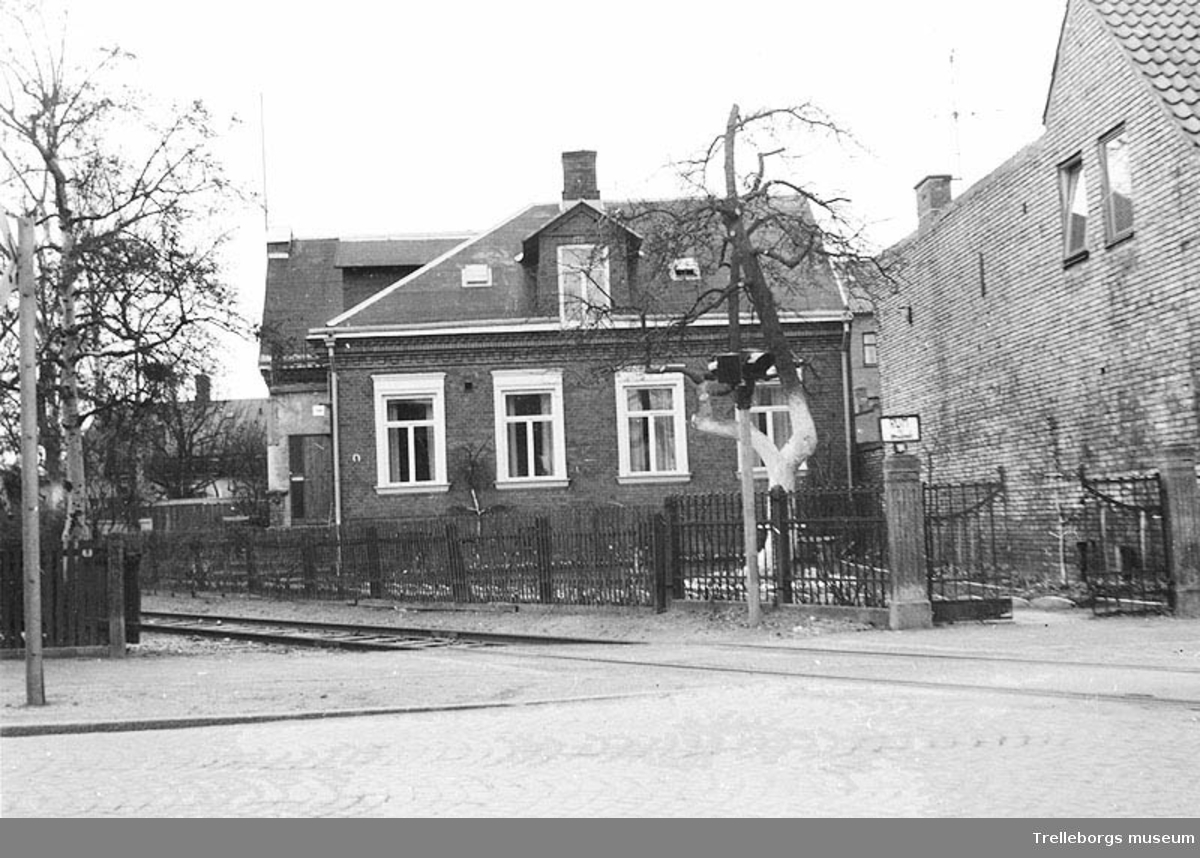 Nygatan 72, tidigare Brandchef Jönssonhus. Här fanns Rum för resande på 1940-50-talet. Kallades även för Sandgrens pensionat.  Vy mot söder. Neg. nr. 70:244.