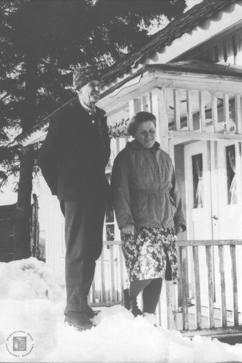 Ekteparet Ragnvald og Berthe Birketvedt ved bakdøra.