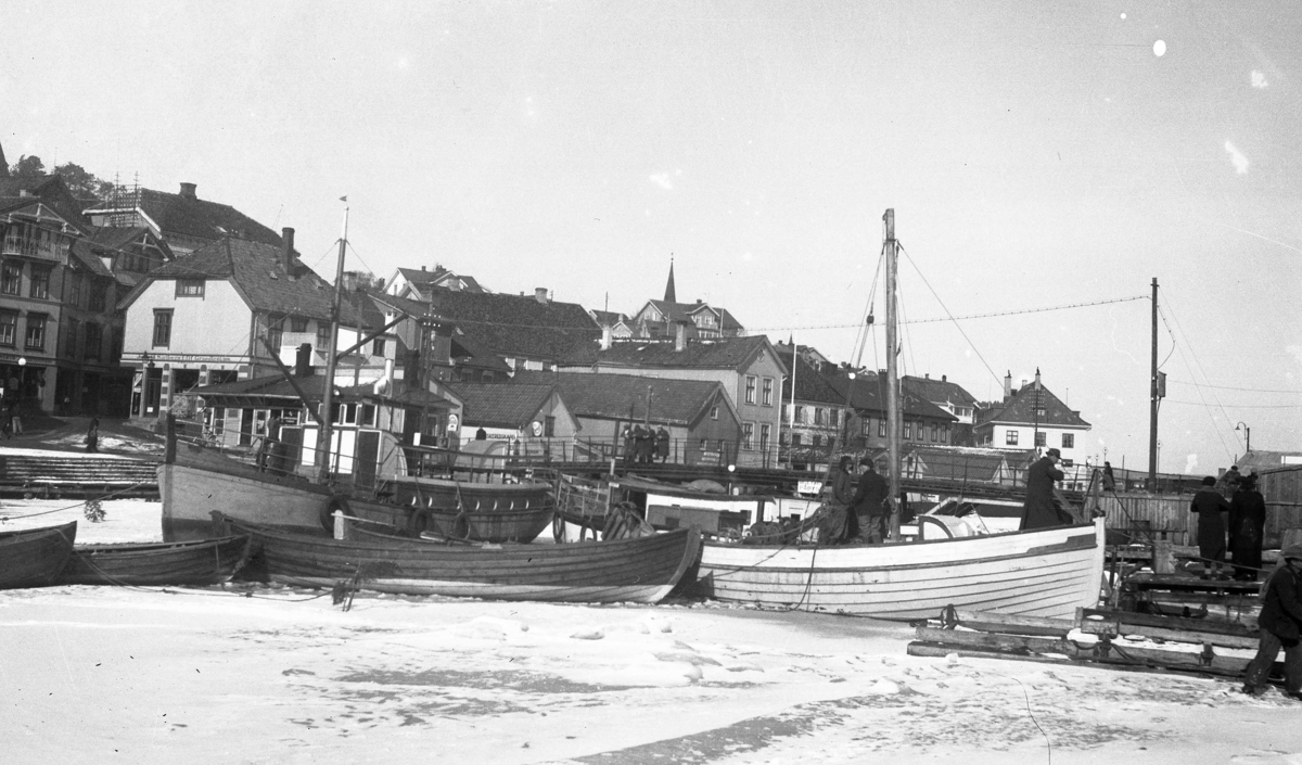 Båter ved bybrua, is på fjoeden. Mars 1940