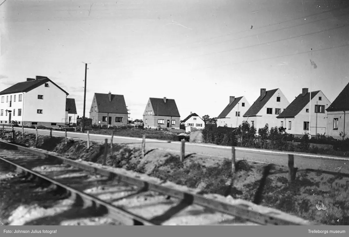 Villor på Rönngatan år 1936. Vita huset till vänster är Rönngatan 8. Rönngatan 2, 4 och 6 är ej byggda.