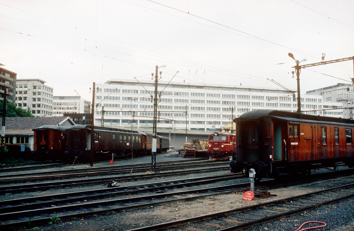 Hensatte personvogner og lokomotiv på Oslo V.