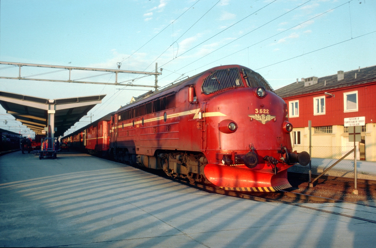 Ht 452, dagtoget fra Bodø, på Trondheim stasjon med NSB dieselelektrisk lokomotiv Di 3 622.