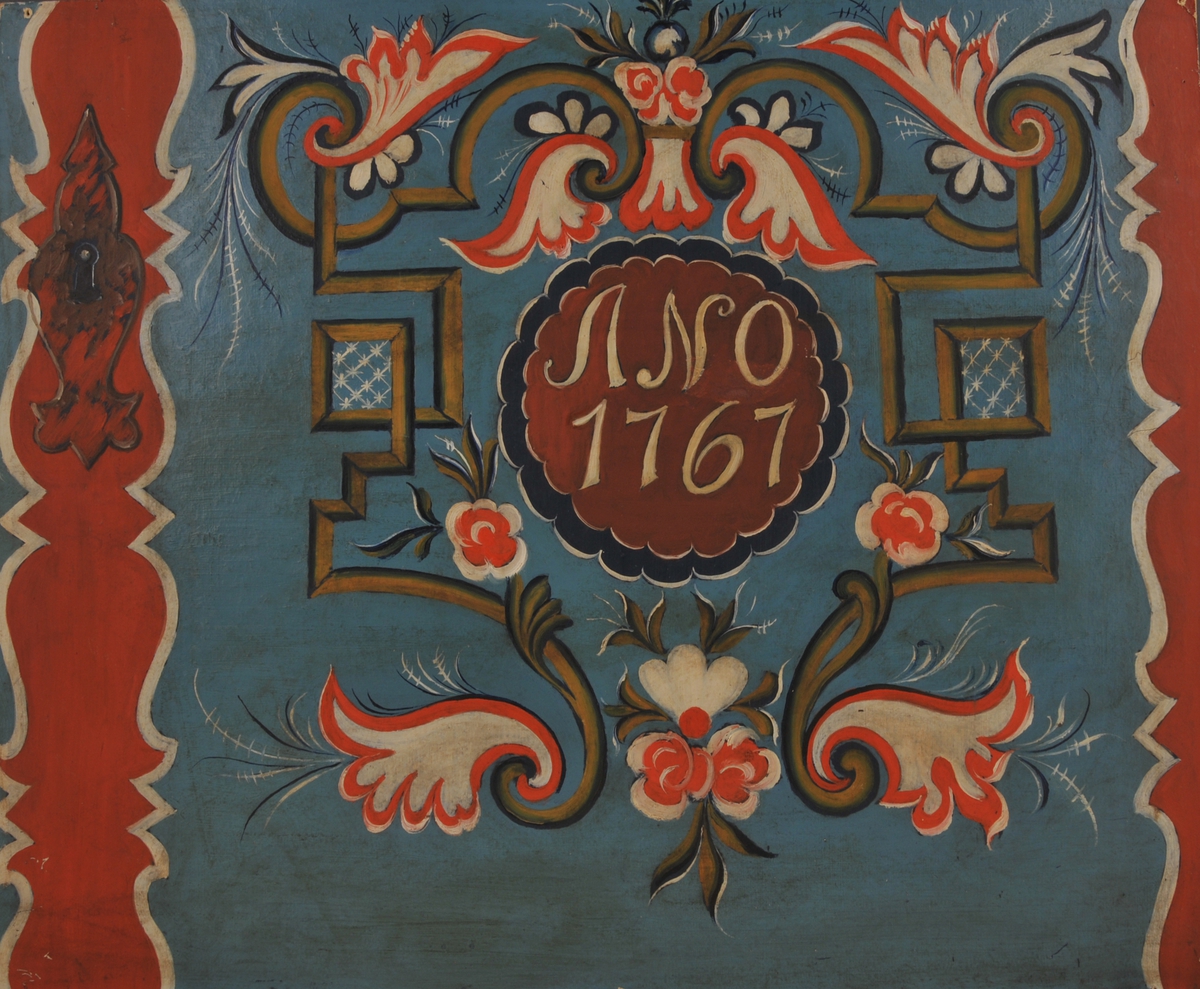 Kopi av eit rosemåla parti frå ei kiste. Ifylgje påskrift på plata skal det vere kopi av ei kiste måla av Talleiv Målar i 1767.