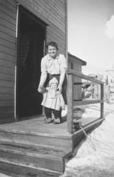 Mormor Svanhild Kvam med barnebarnet Torill Ebeltoft på trap