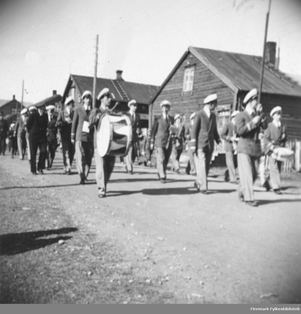 Musikkorps marsjerer i Ytrebyen i Vadsø sommeren 1949
