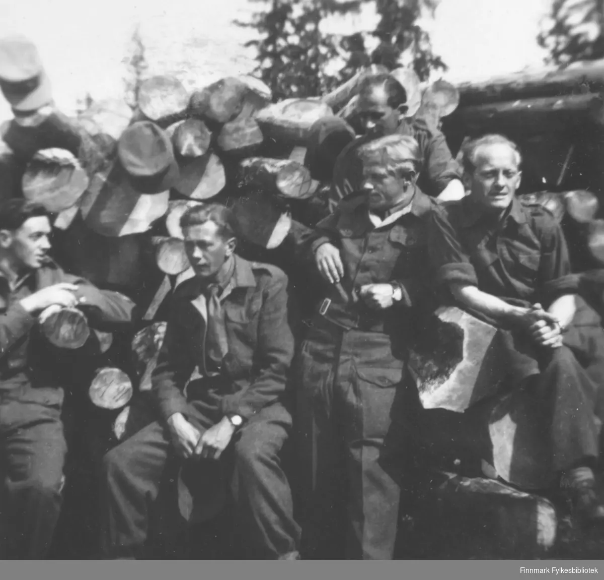 Gruppebilde tatt under repetisjonsøvelse på Drevjamoen, antakelig 1955-1956