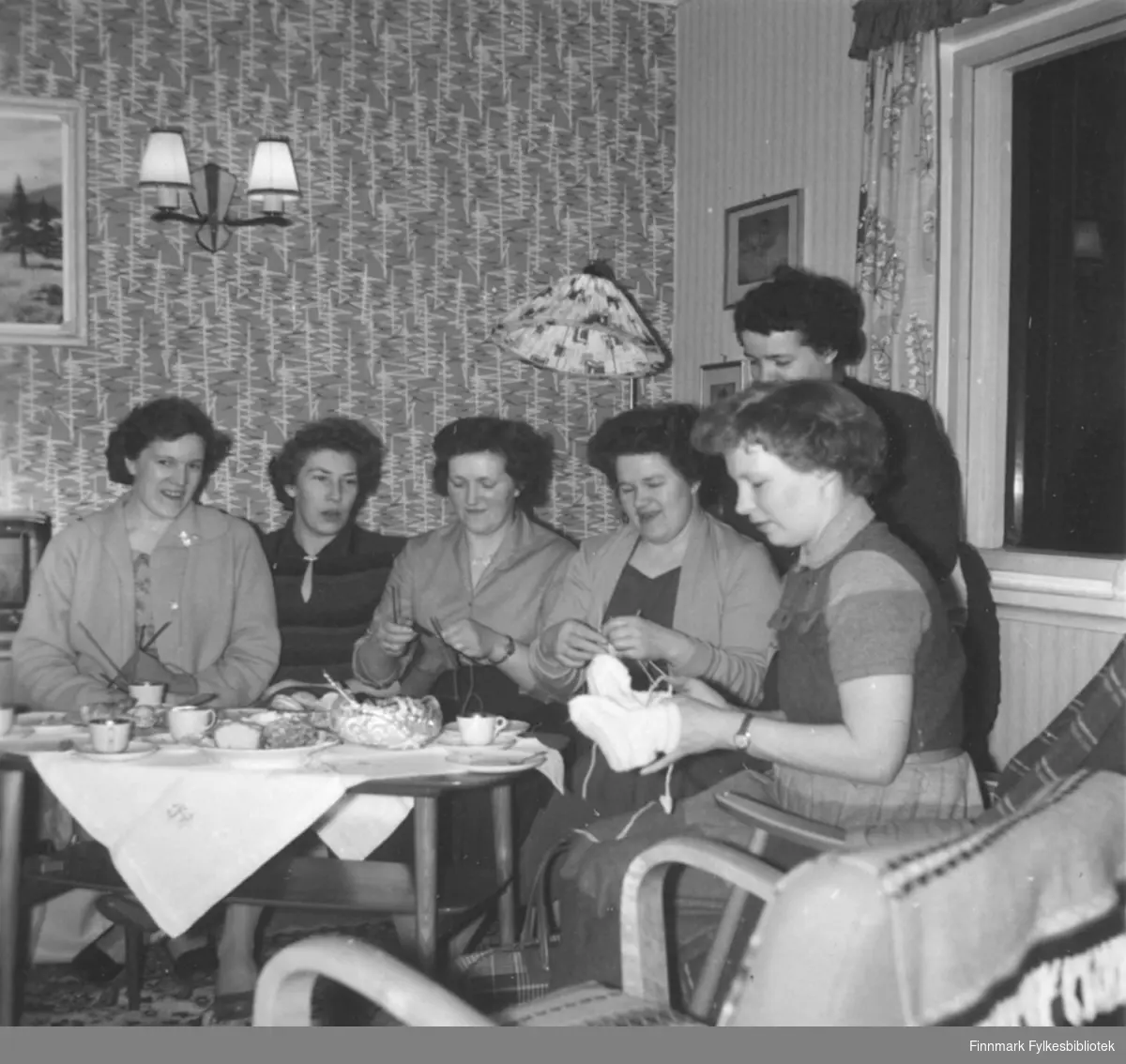 Syforening i Fosseveien 3, ca. 1960-1965. Det ser ut til at kvinnene for det meste hadde strikketøy med