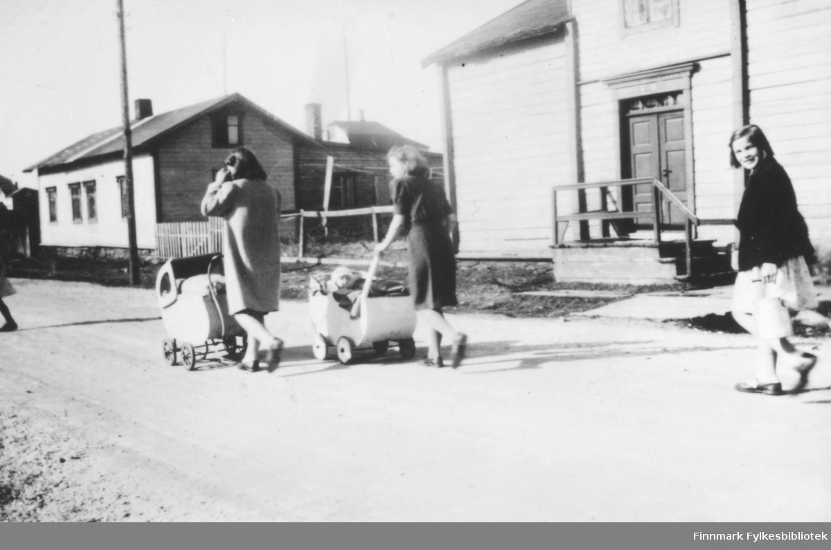 Barnepiker i Slettengata en sommerdag 1945-1946. Foran går Ragnhild Kvam og Aud Isaksen. Bak Bjørg Kvam som bærer et spann. Huset lengst fra kamera tilhørte familien Marki, nærmest kamera familien Dørmenens hus