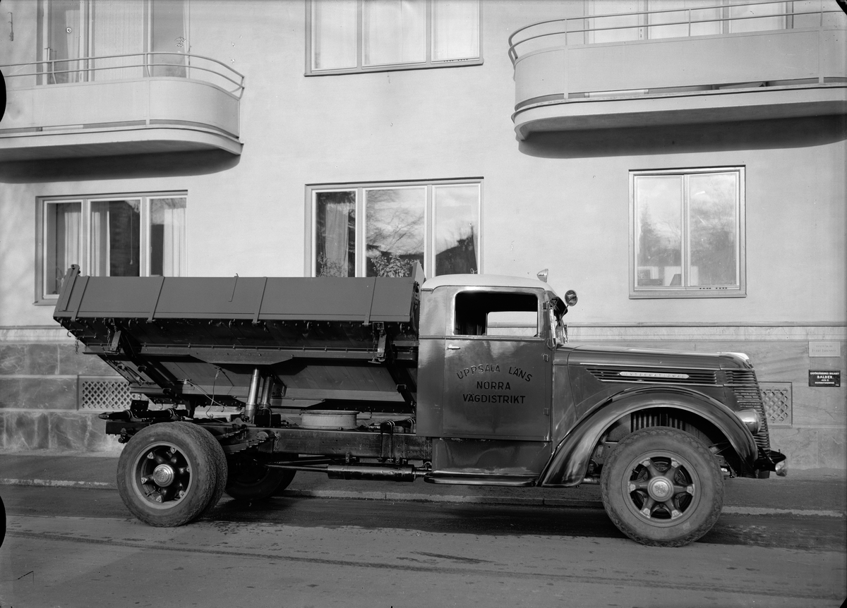 Lastbil tillhörande Uppsala läns norra vägdistrikt framför Börjegårdarna, Börjegatan, kvarteret Vindhem, Luthagen, Uppsala 1938