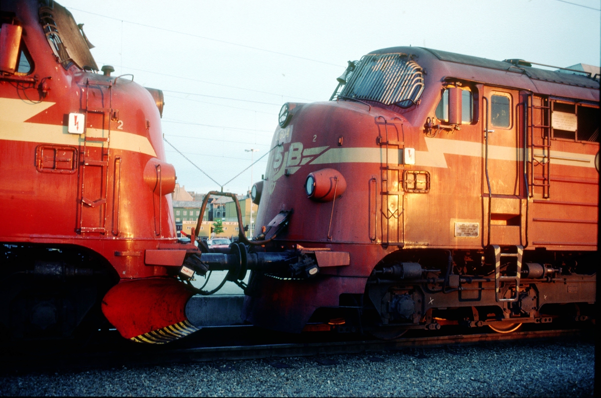 Snutene på to dieselelktriske lokomotiver, NSB type Di 3, i nattog til Bodø på Trondheim stasjon. Lokomotivene er koblet i fellesstyring, populært kalt "multippel" etter det engelske "multiple units". Det vil si at begge lokomotivene kan betjenes fra en førerplass. Multippel-kabelen med ledninger for div. manøverstrøm henger i wire mellom lokomotivene.