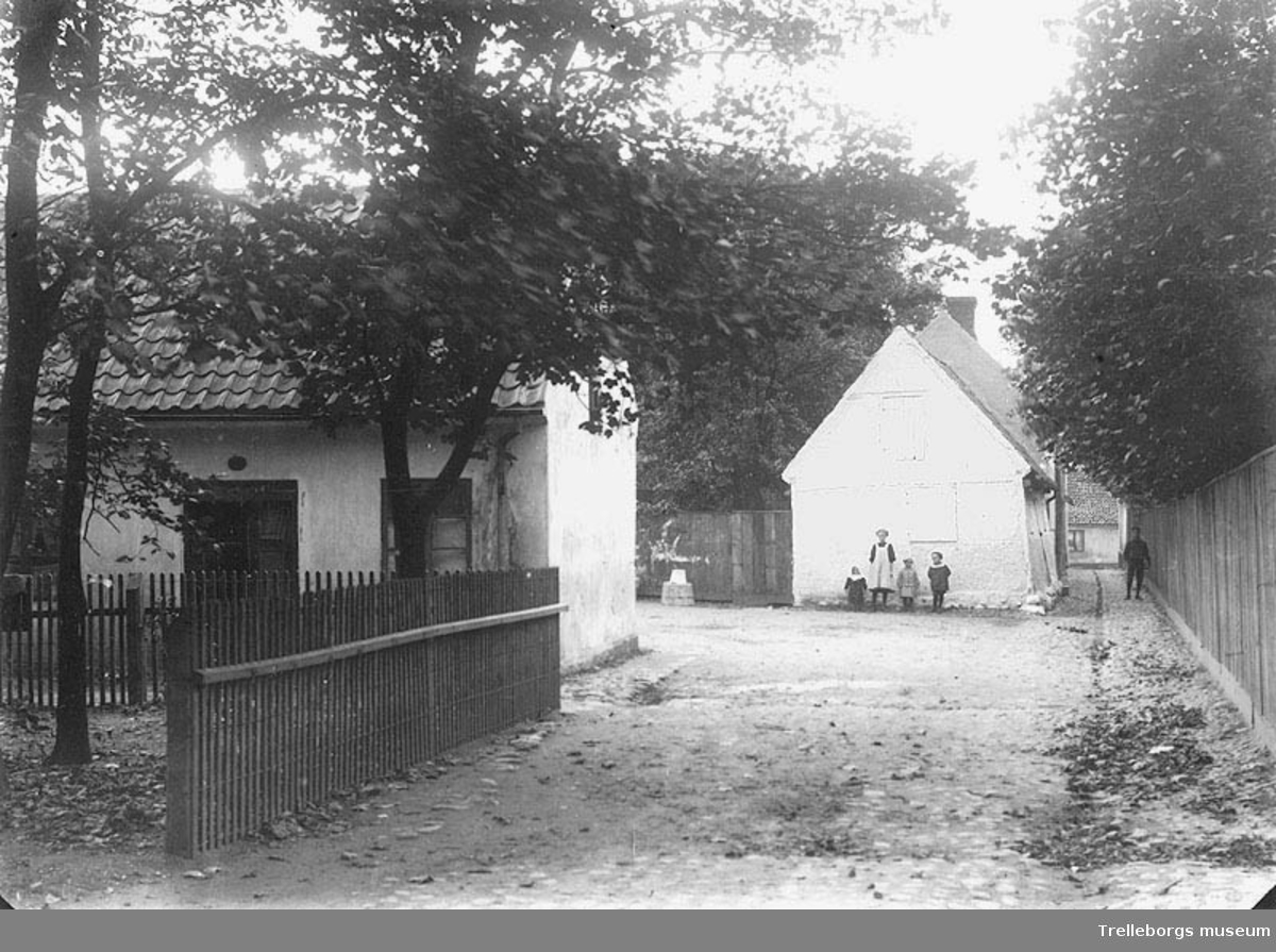 Peter Lunbergs gränd, omkring år 1915. Gränden mellan kyrkoplanteringen och algatan. Bakom planket till höger fanns kyrkoherdebostaden.