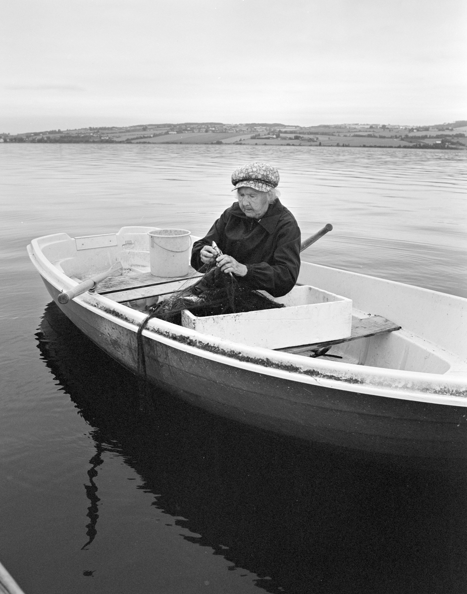 Aslaug Lier, lågåsildfiske, lagsild,  Helgøya, fiske i Mjøsa, Nessundet, robåt, garnfiske.
