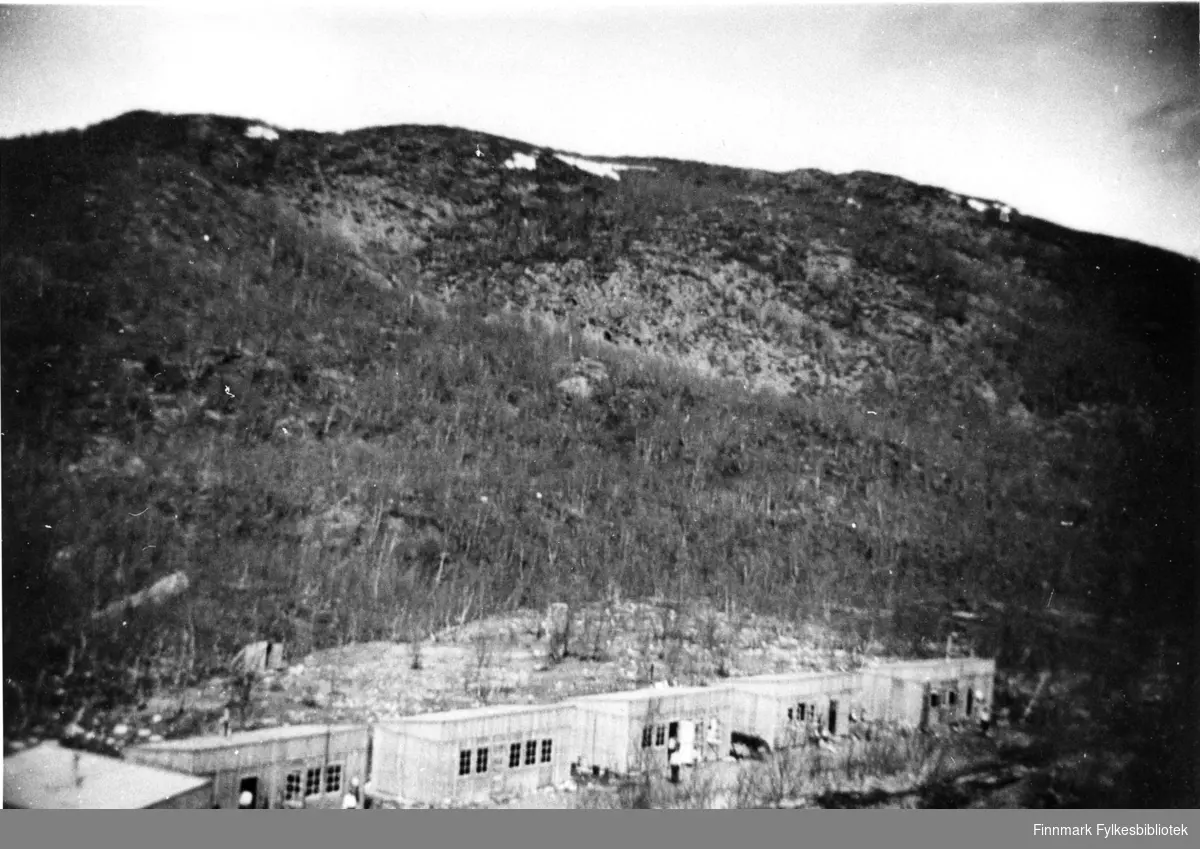 Krigsskadeutbedring i Finnmark i 1946. Brakkeleir i Sjursjok i Vesertana. I alt var det satt opp 6 stk. enhetsbrakker her.