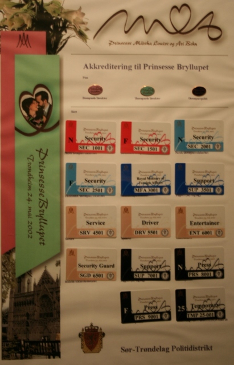 Innrammet plakat med forskjellige akkreditering for prinsessebryllypet. Pins og kort for bl.a. "Security", "Driver", "Entertainer", og "Presse."
