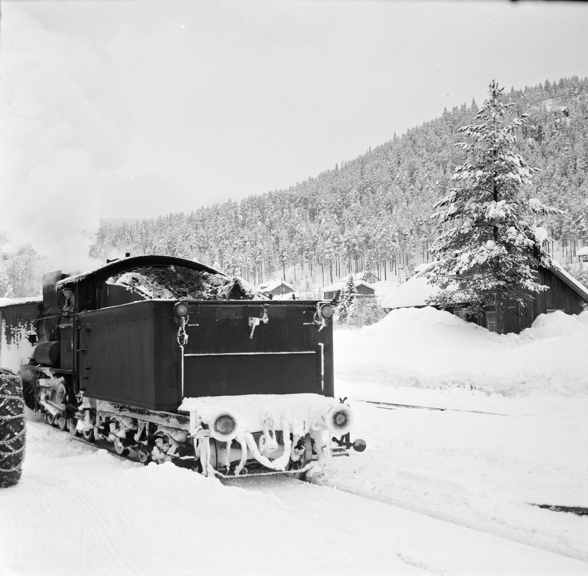 Damplok 24b 147 i godstog på Fagernes stasjon.