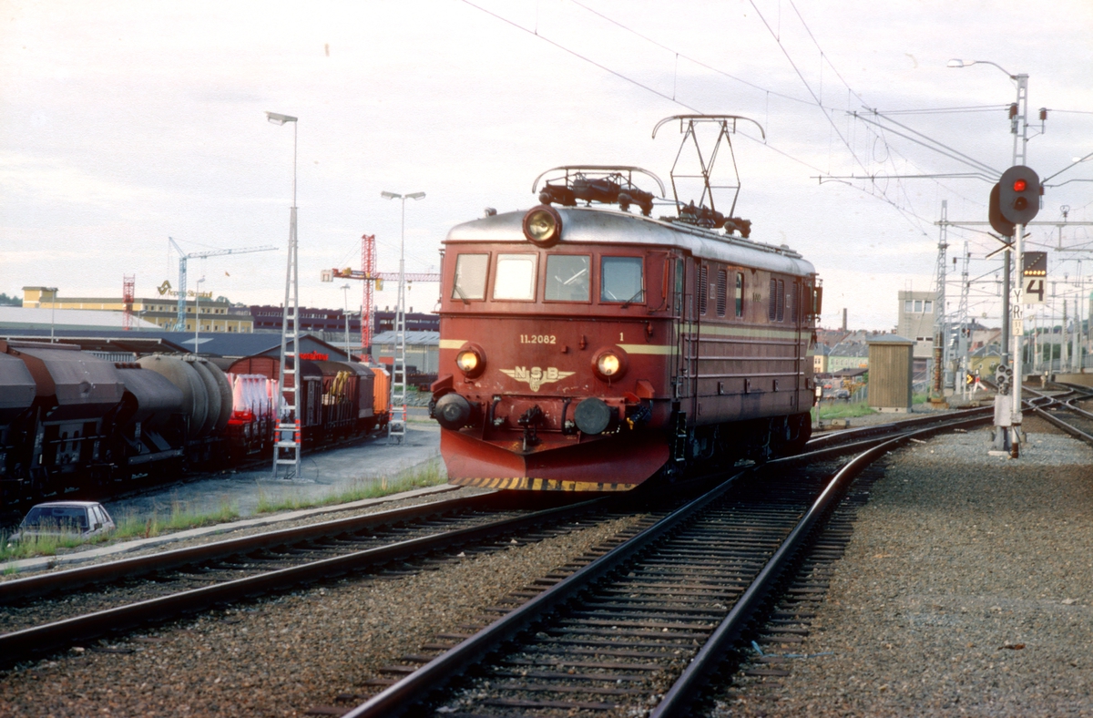 NSB elektrisk lokomotiv El 11 2082 i Trondheim, etter å ha trukket ekspresstog fra Oslo S. El 11 ble noen ganger benyttet i togparet 45 og 46, ekstratog som gikk om sommeren. El 11 var litt i minste laget for disse togene, men hadde gode kurveegenskaper.