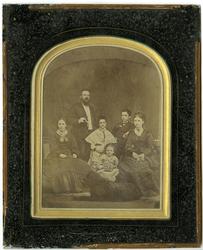 Ferrotypi med portrett av familie og hund