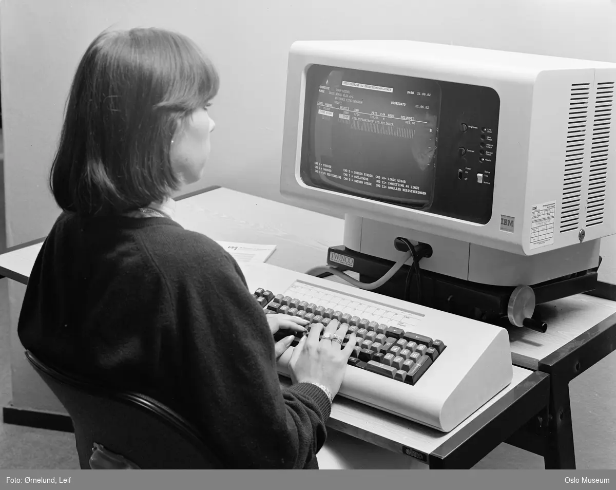 kvinne, IBM datamaskin, dataskjerm, tastatur