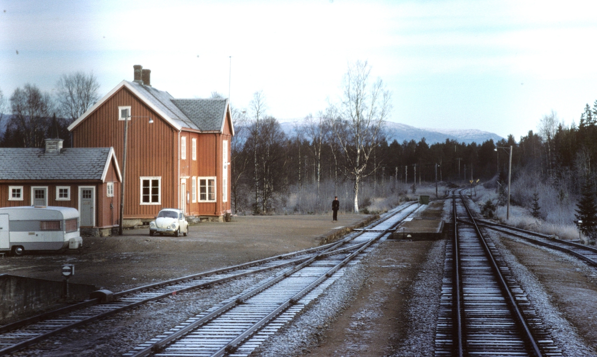 Togekspeditøren på Valøy stasjon viser signal "Passer", grønt flagg til tog 451, dagtoget til Bodø.