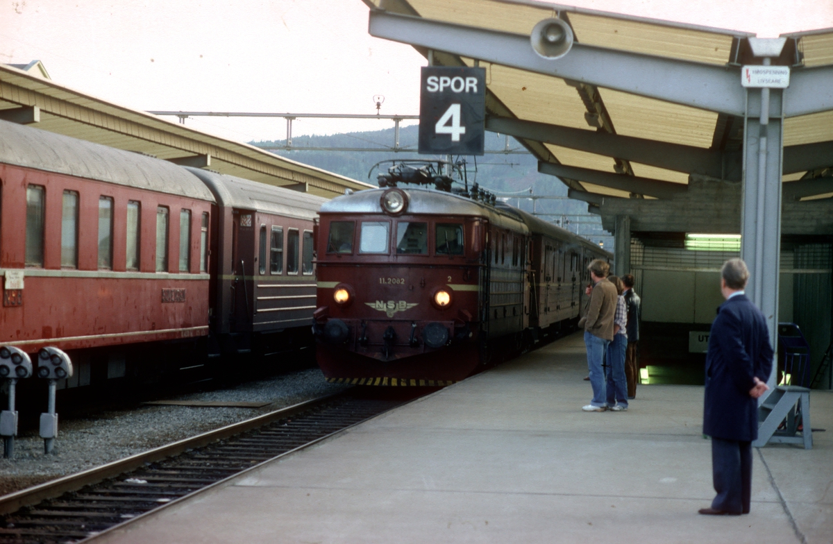 Ekspresstog 45 fra Oslo ankommer Trondheim stasjon med NSB elektrisk lokomotiv El 11 2082.