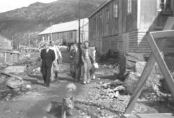 Kinosjef Erling Jensen i midten går ved siden av fru Hagerup