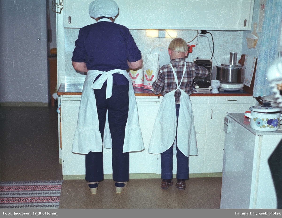 Aase og Arne Jacobsen står ved kjøkkenbenken og baker