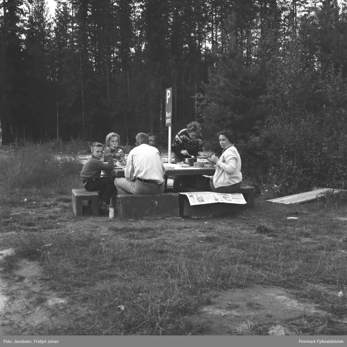 Fra en rasteplass i nord-Sverige. Familien Jacobsen hadde en ferietur i nord-Sverige sommeren 1960. Fra venstre: Trond Jensen, Randi Ingun Jensen, Aksel Jensen, Gyda Jensen (Jacobsen). Foran fra høyre: Aase Randi Jacobsen og Arne Frithjof Jacobsen