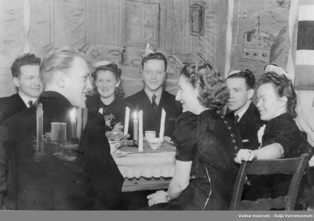 Ungdom i festlig lag. Bildet er tatt i festinnredet tilfluktsrom i Hammerfest under andre verdenskrig.