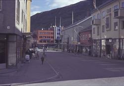 Liten del av Hammerfest sentrum. Gata er Kirkegata som går o