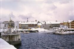 Hammerfest havn en vinterdag. Til venstre ligger en båt fort