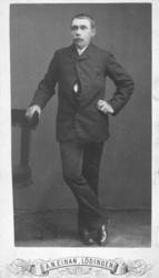 Portrett av ukjent mann med bart. Han er kledt i mørk jakke 