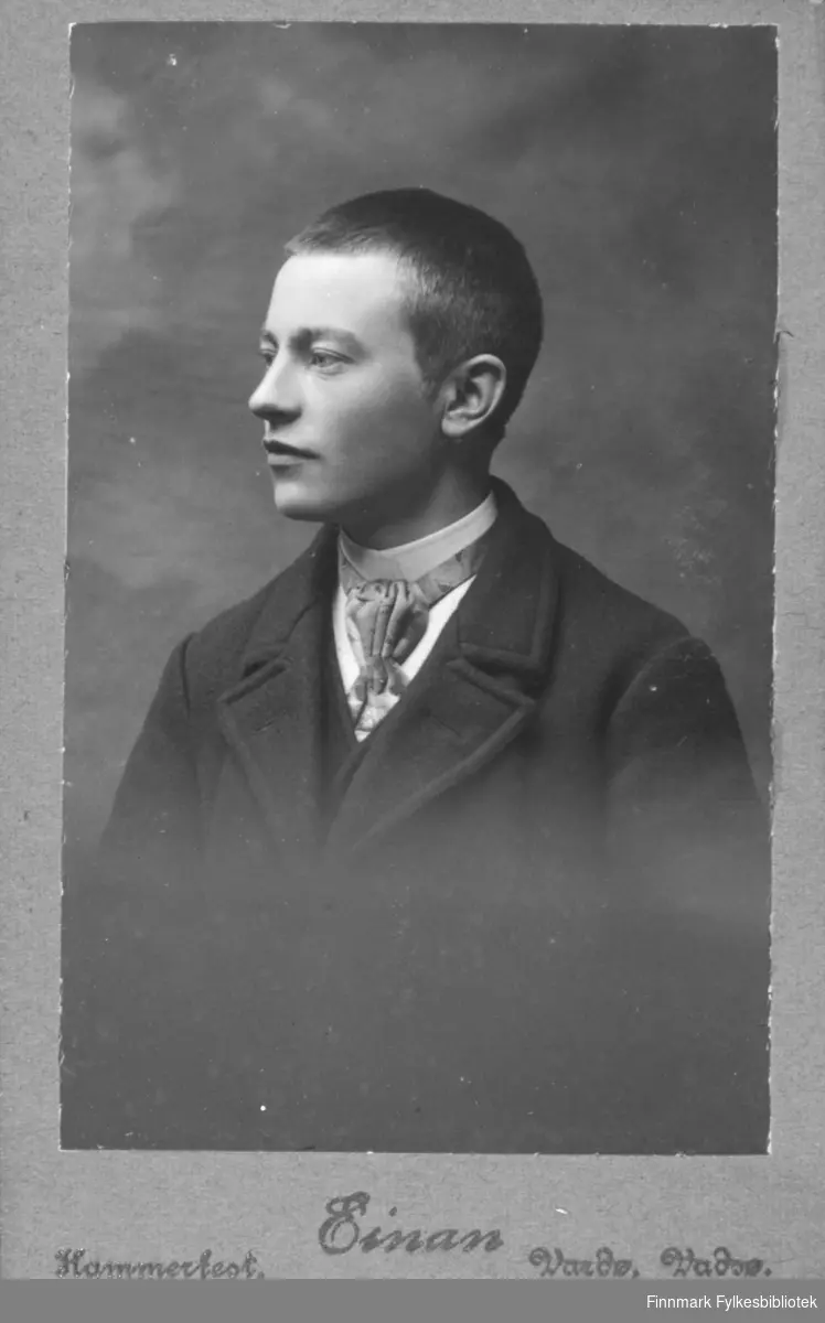 Portrett av en ukjent ung mann. På bildet er han kledt i en mørk jakke og hvit skjorte. Rundt halsen har han et halstørkle