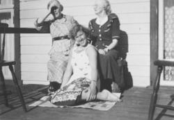 Fotografi av tre kvinner. Kvinnen til høyre er Aagot Sofie J