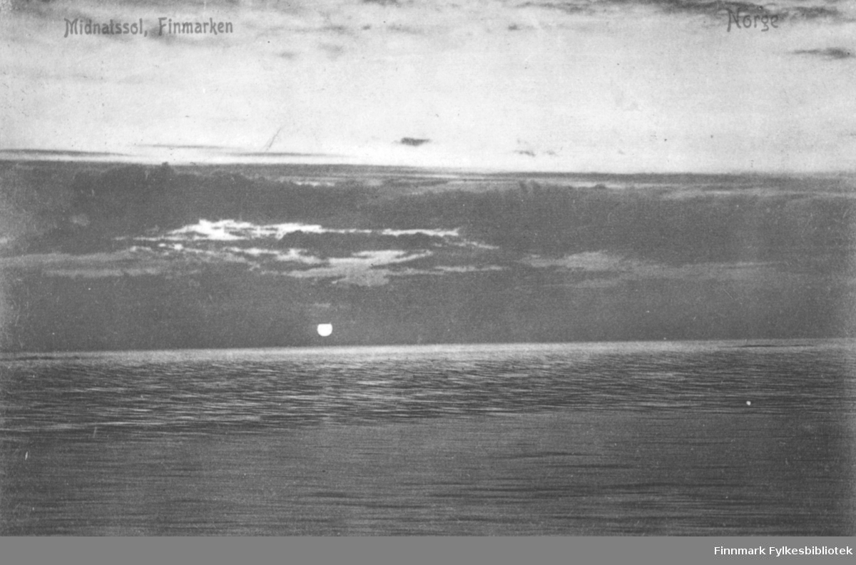 Postkort fra Finnmark. Bildet viser midnattsola som skinner over havet. Vannet ligger rolig. Himmelen har mørke skyer